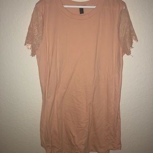 Casual t-shirt dress with lace sleeves